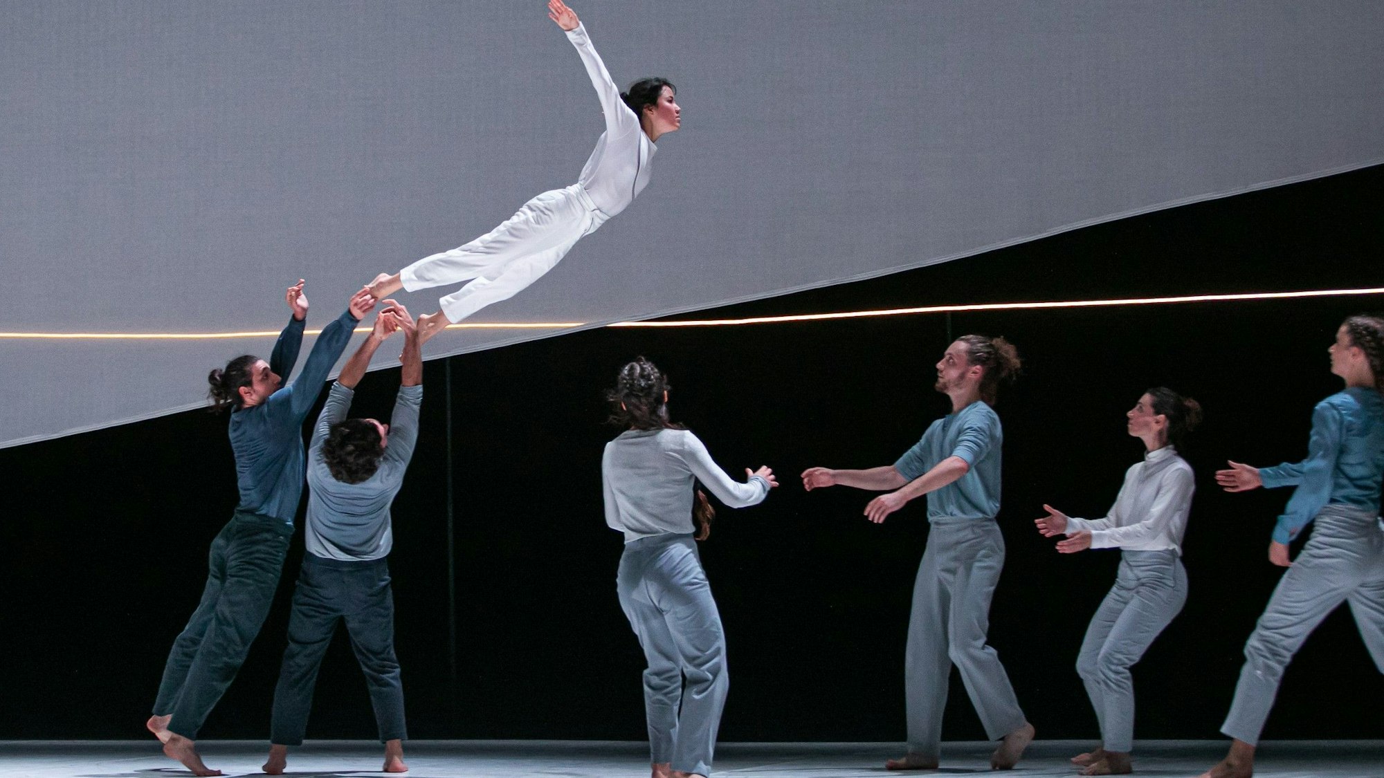 Made of Space
GN | MC / Guy Nader & Maria Campos
Choreografie: Guy Nader & Maria Campos
Idee, Konzept & Bühne / Choreografie: Guy Nader • Maria Campos
Kreation & Performance: Alex de Vries • Anamaria Klajnšček • Héctor Plaza • Maria Campos • Maxime Smeets • Noé Ferey • Patricia Hastewell
Musikkomposition: Miguel Marín
Live-Musik: Daniel Munarriz • Joan Pérez-Villegas
Lichtdesign: Conchita Pons
Kostüme: Gabriela Lotaif
Foto: Alfred Mauve