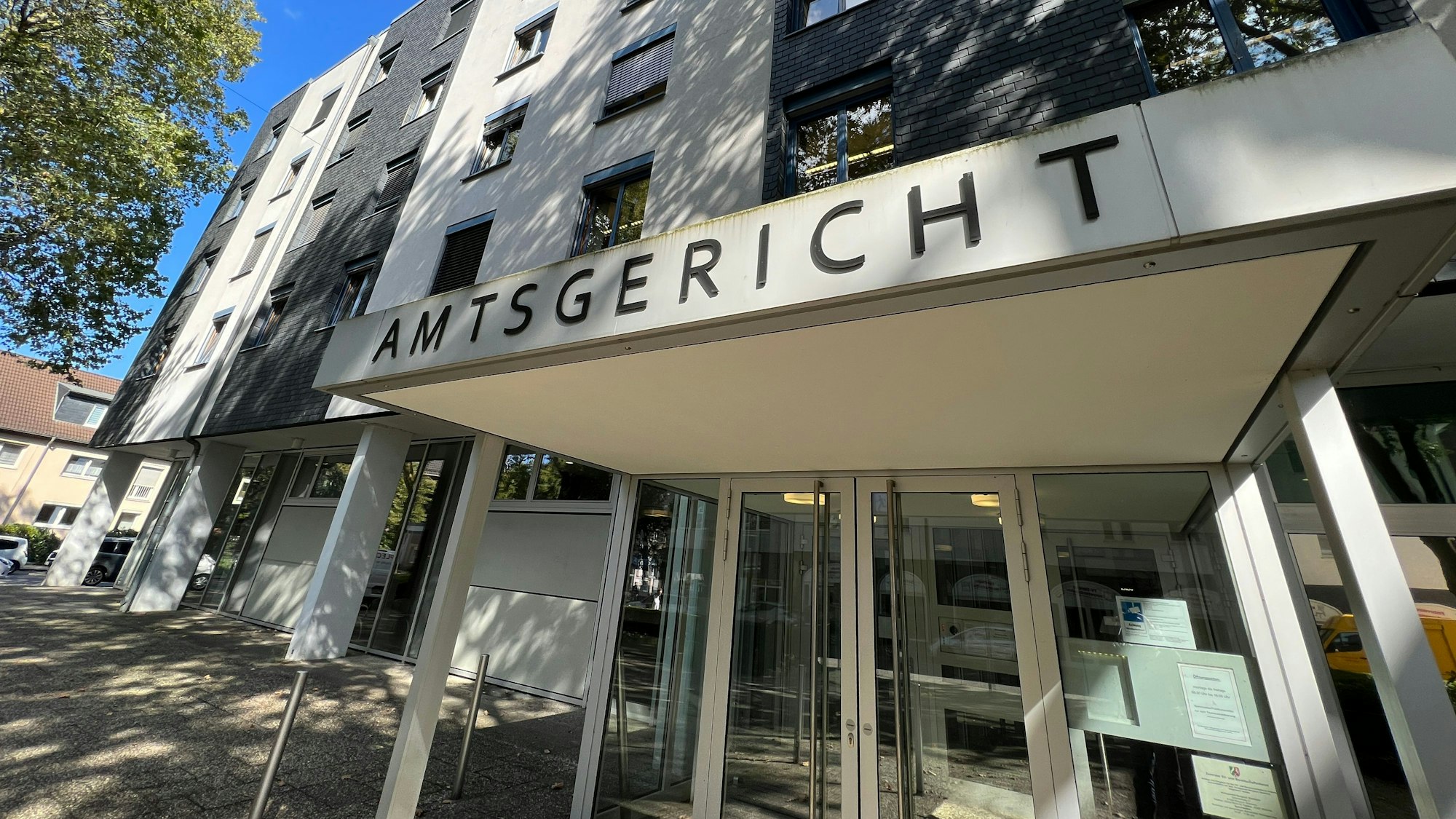 Der Eingangsbereich eines Gerichtsgebäudes.