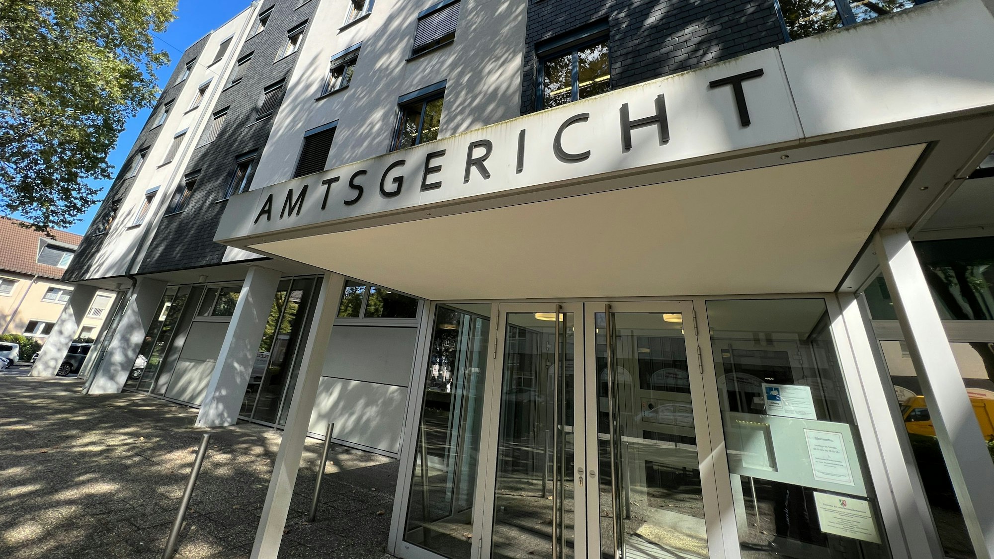 Der Eingang eines Gerichtsgebäudes