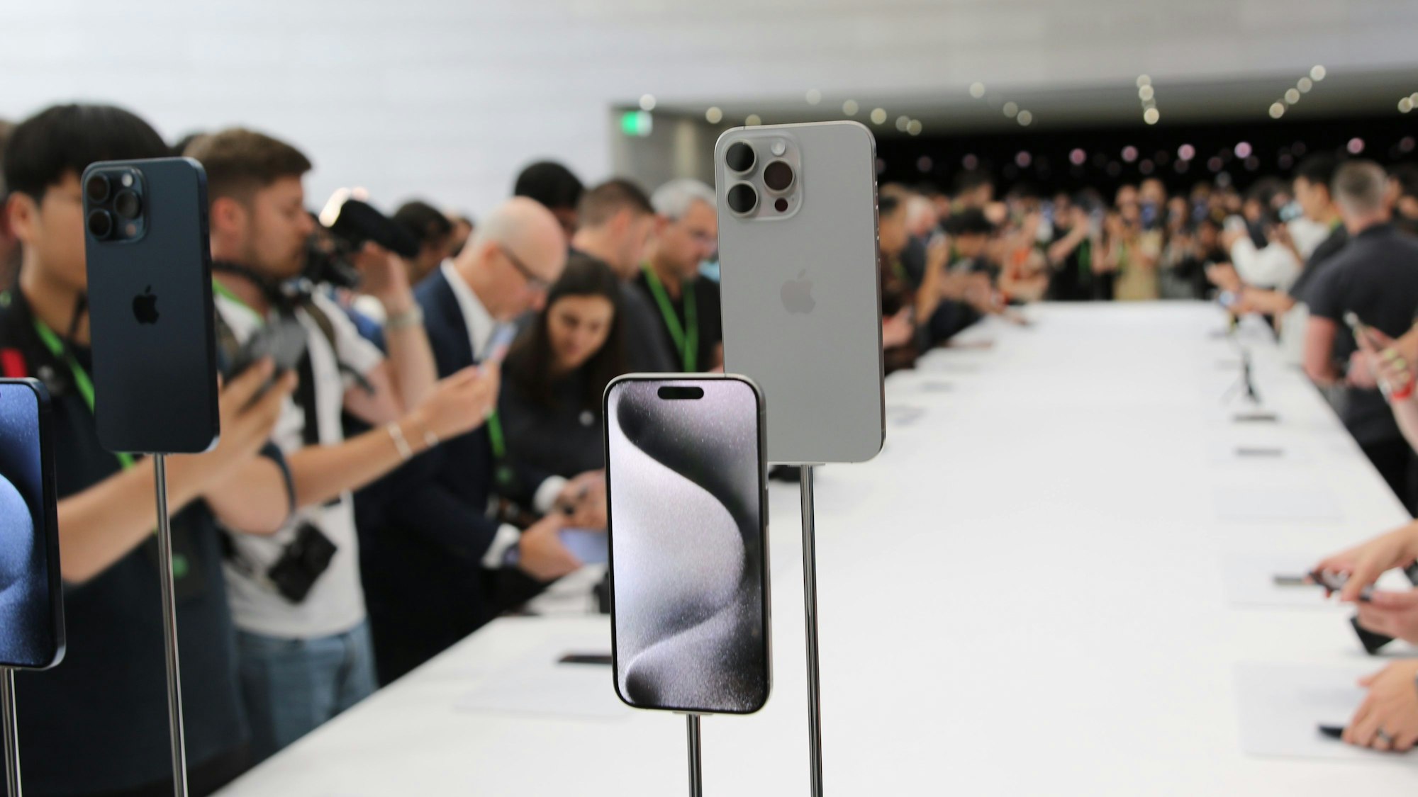 Das iPhone 15 Pro wird auf einer Messe vorgestellt.