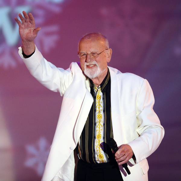 Roger Whittaker winkt.