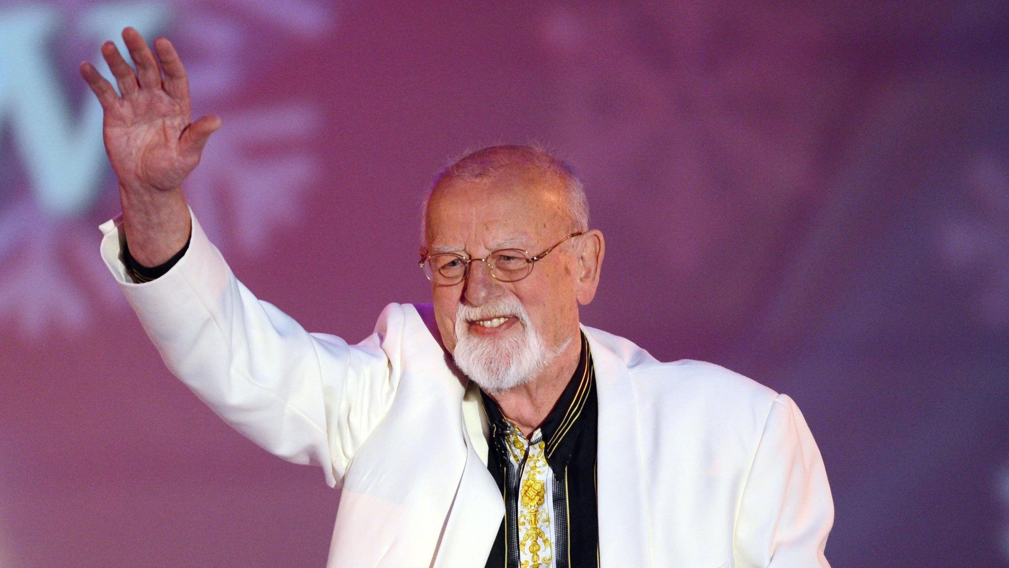 Roger Whittaker winkt.