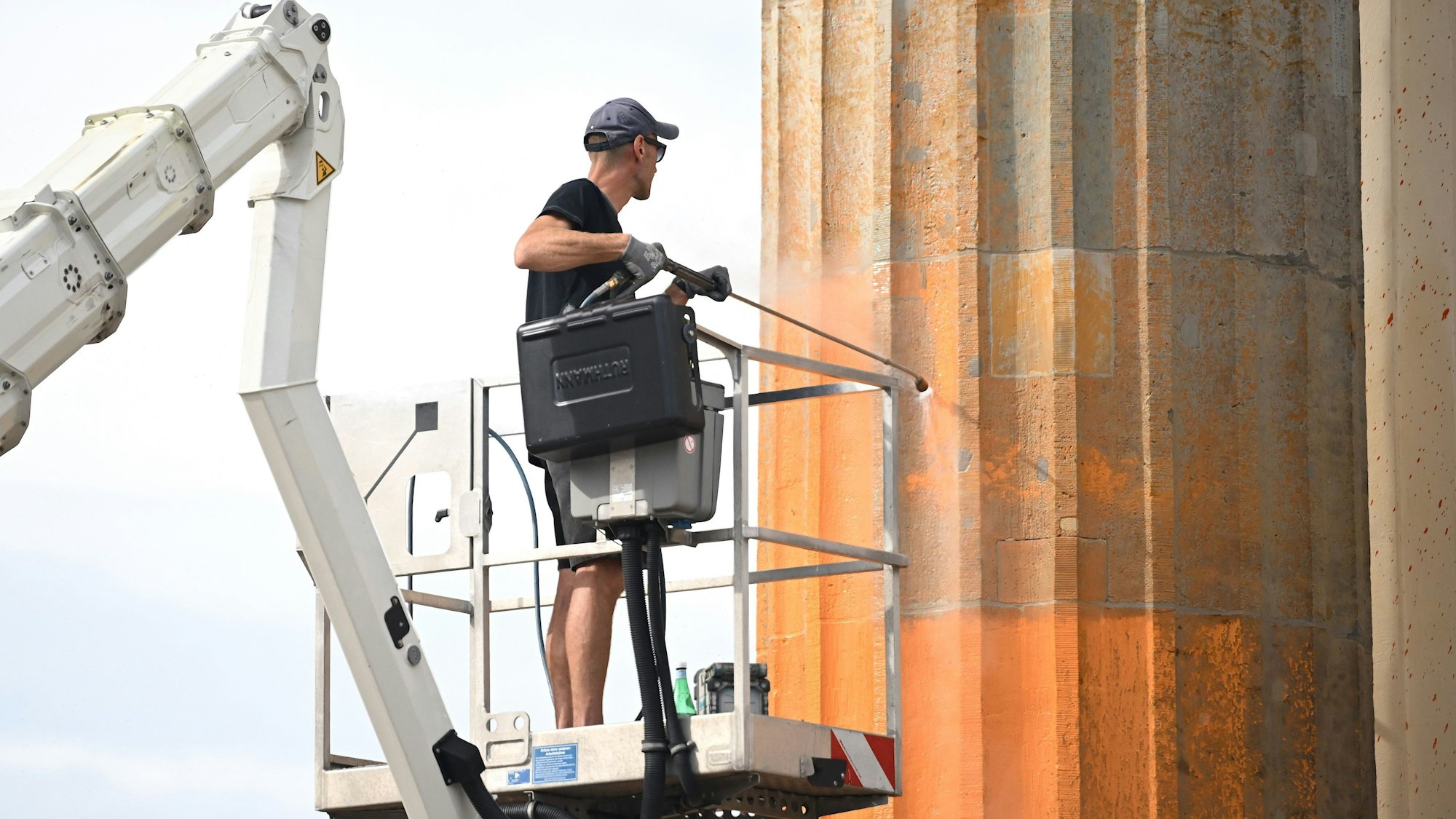 dpatopbilder - 18.09.2023, Berlin: Reinigungsarbeiten nach einem Farbanschlag der so genannten letzten Generation auf das Brandenburger Tor. Foto: Britta Pedersen/dpa +++ dpa-Bildfunk +++