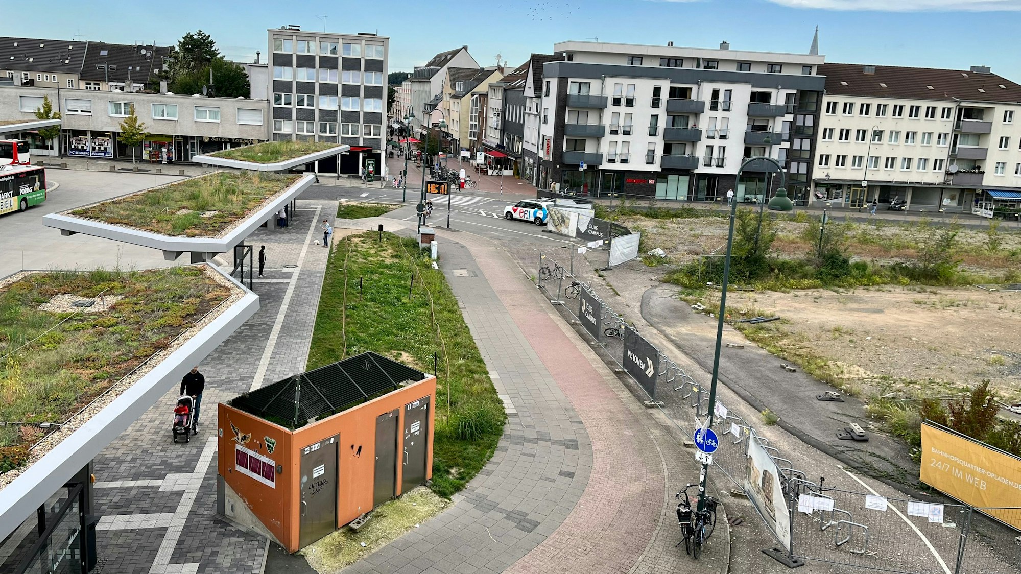 Blick von der Bahnhofsbrücke in Opladen auf den Bruno-Wiefel-Platz neben dem Busbahnhof