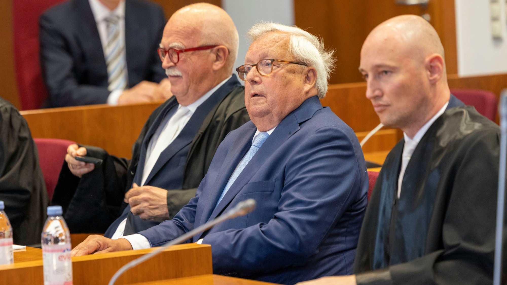 Das Foto zeigt Christian Olearius  zwischen seinen Anwälten Peter Gauweiler  und Rudolf Hübner.