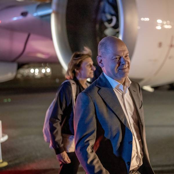 Bundeskanzler Olaf Scholz kommt zusammen mit seiner Frau Britta Ernst am Flughafen in New York an