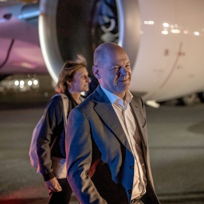 Bundeskanzler Olaf Scholz kommt zusammen mit seiner Frau Britta Ernst am Flughafen in New York an