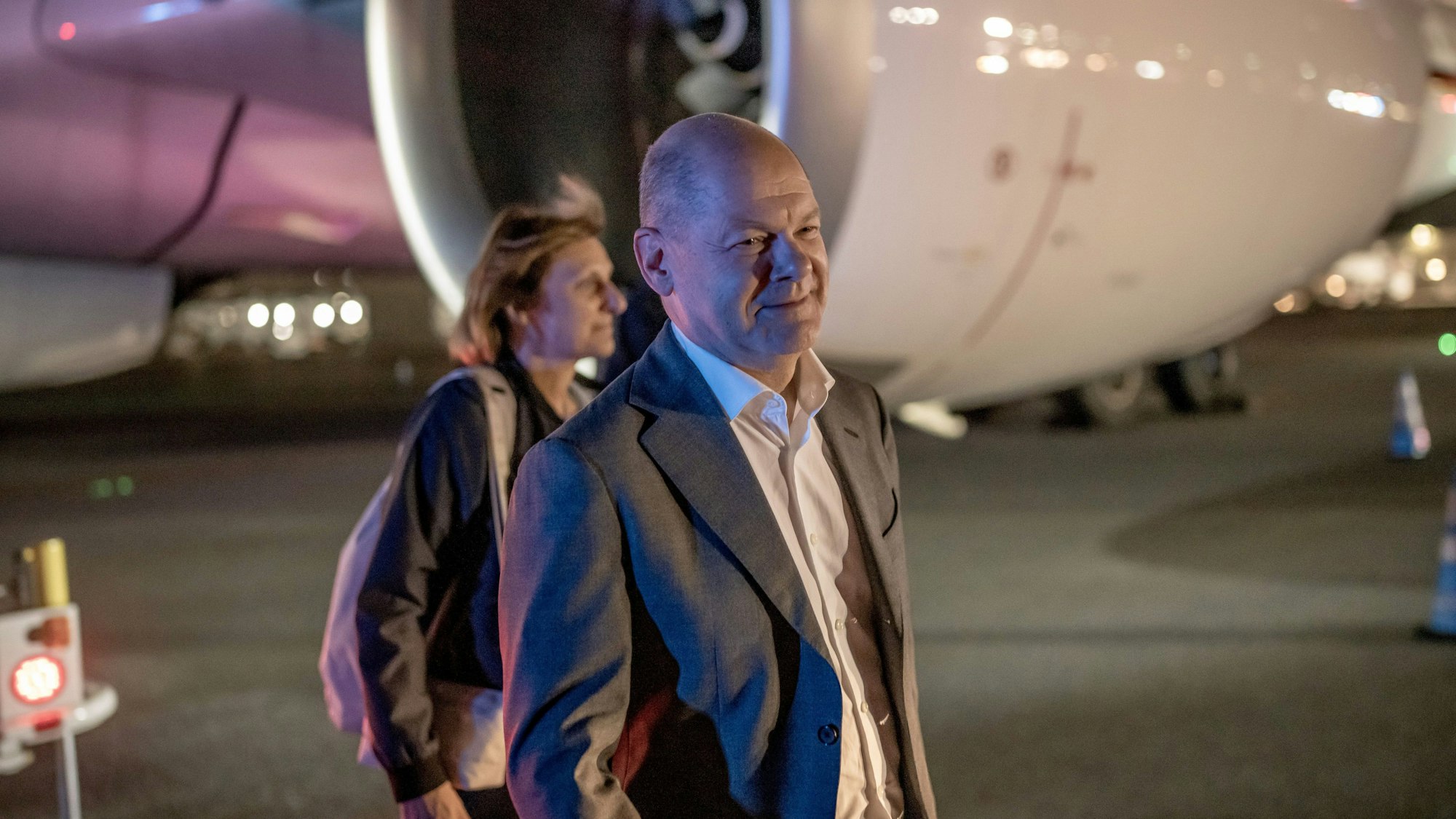 Bundeskanzler Olaf Scholz kommt zusammen mit seiner Frau Britta Ernst am Flughafen in New York an