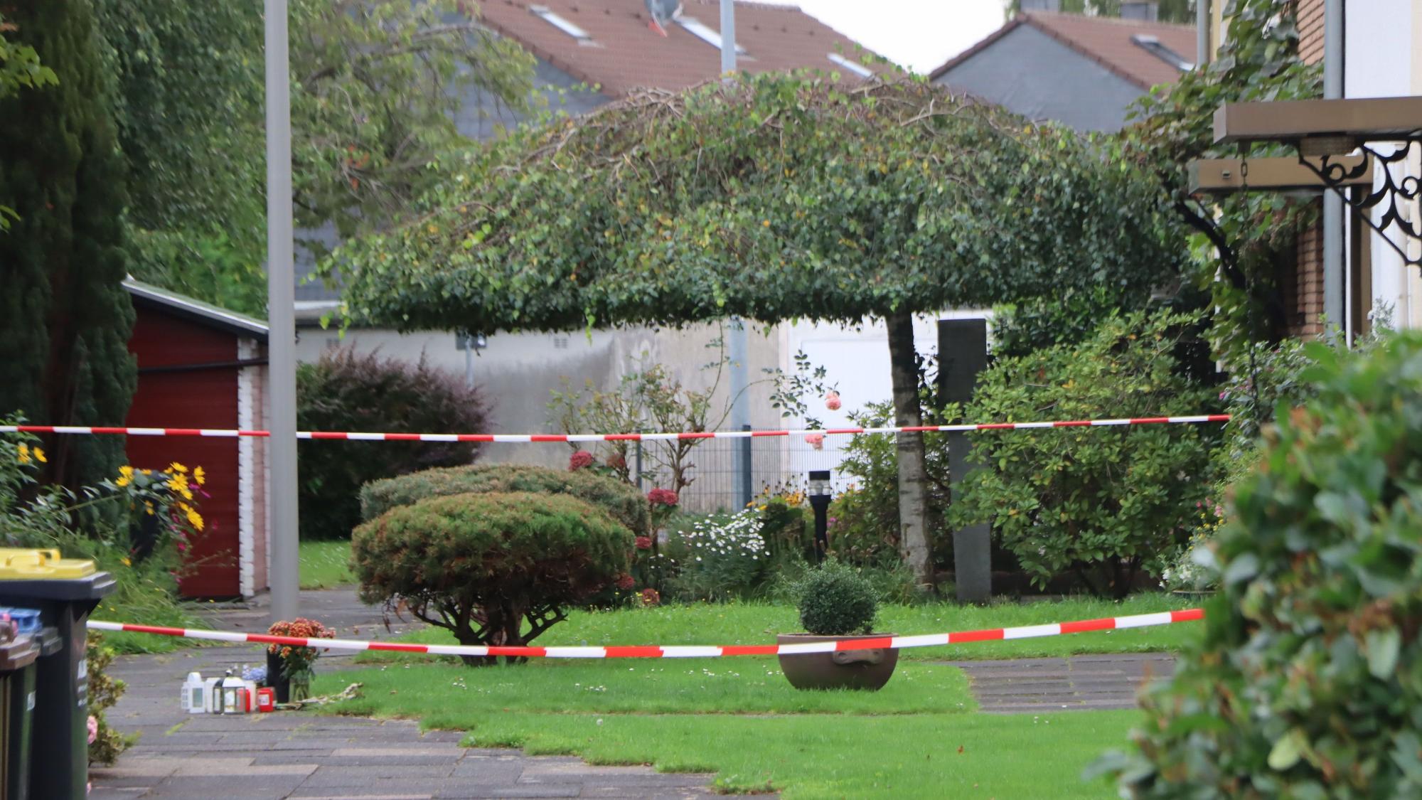 Blick auf ein Haus, der Zugang ist mit rot-weißem Flatterband abgesperrt.
