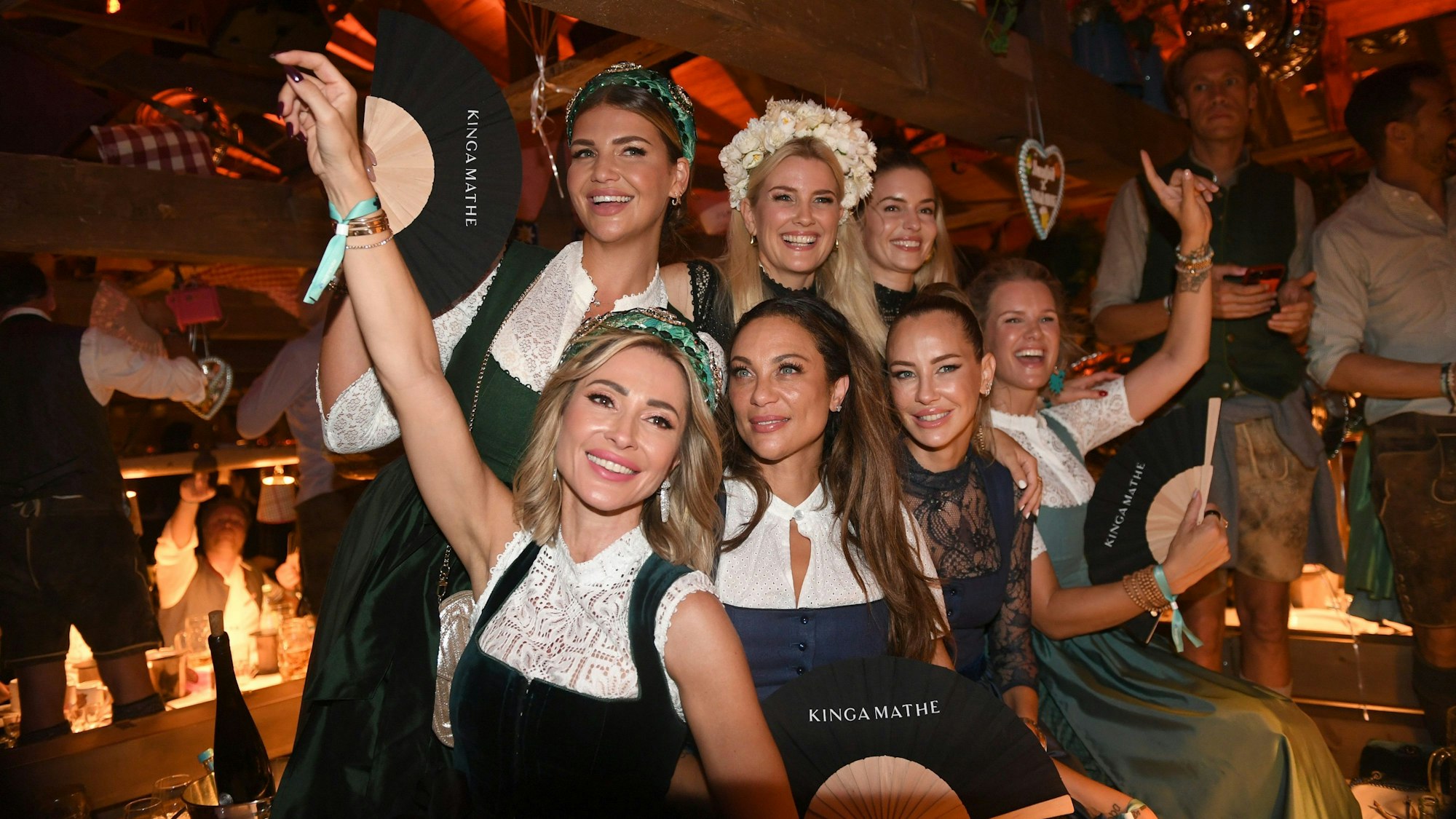 17.09.2023, Bayern, München: Die Designerin Kinga Mathe (unten l-r) feiert mit den Models Lilly Becker, Alessandra Meyer-Wölden, Monica Ivancan, der Influencerin Farina Opoku (oben l-r), der Moderatorin Jennifer Knäble und der Westwing-Co-Gründerin Delia Lachance beim 25 jährigen Jubiläum des "Almauftrieb" im Käfer-Zelt. Die 188. Wiesn findet dieses Jahr vom 16.09.- 03.10.2023 statt. Foto: Felix Hörhager/dpa +++ dpa-Bildfunk +++