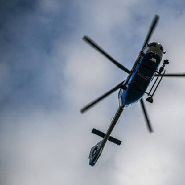Ein Hubschrauber kreist in der Luft.