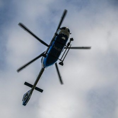 Ein Hubschrauber kreist in der Luft.