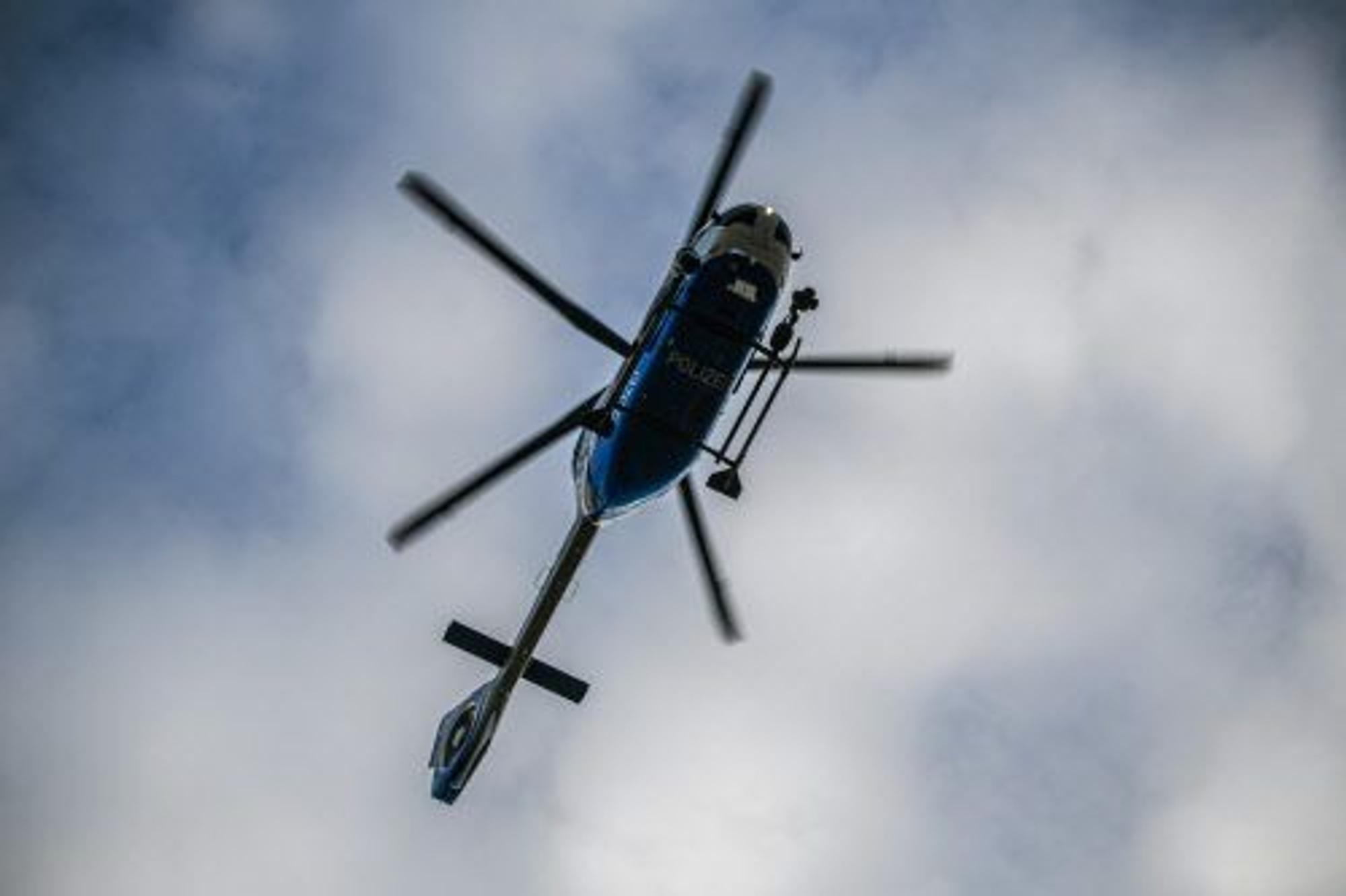 Ein Hubschrauber kreist in der Luft.