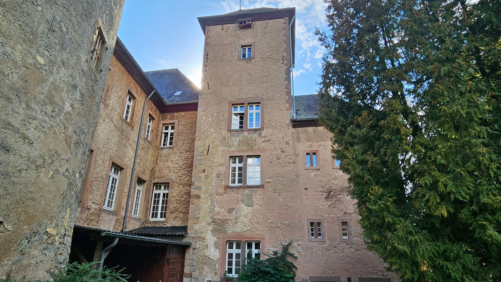 Das Bild zeigt den ehemaligen Wasserturm des Klosters Steinfeld.