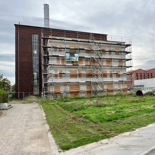 Am alten Kesselhaus in der Opladener Bahnstadt steht im September 2023 immer noch ein Gerüst.