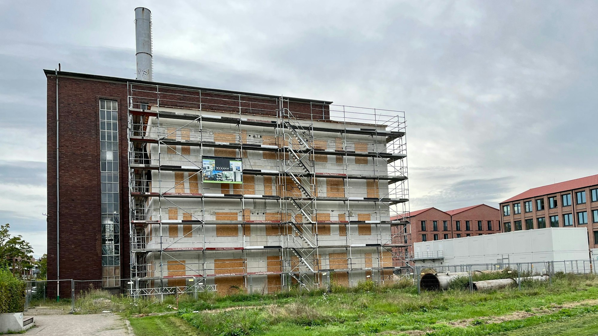 Am alten Kesselhaus in der Opladener Bahnstadt steht im September 2023 immer noch ein Gerüst.