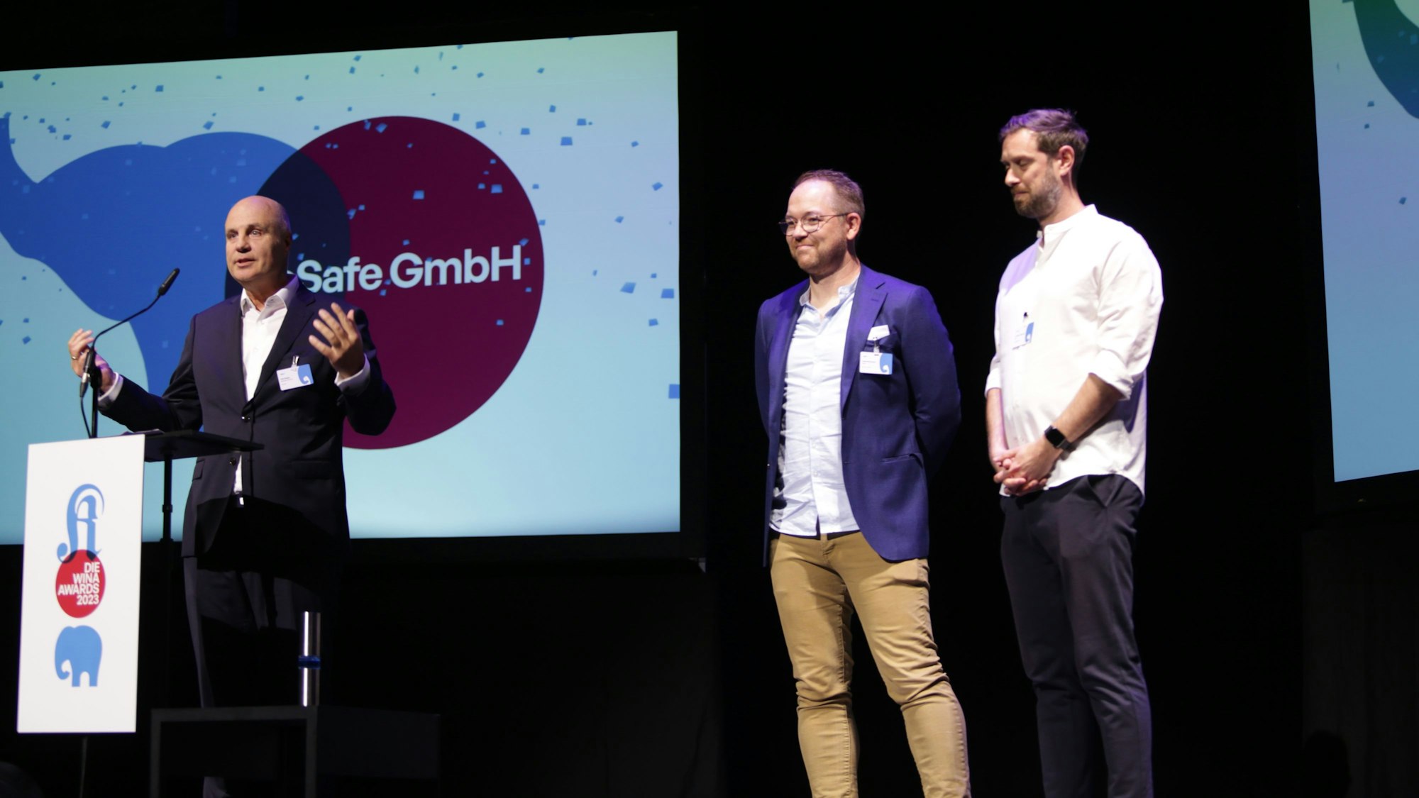 Freude bei SoSafe: Sparkassen-Vorstand Uwe Borges zeichnet die Gewinner der Kategorie Digitalisierung aus.