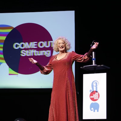 Wirtschaftsnacht Rheinland 2023: Lilo Wanders nahm den Diversitäts-Sonderpreis für die Come Out! Stiftung entgegen.