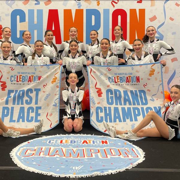 Das Cheerleader-Team aus Frechen posiert nach einem erfolgreichen Wettkampf für das Foto.