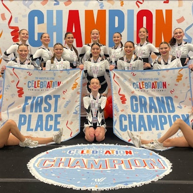 Das Cheerleader-Team aus Frechen posiert nach einem erfolgreichen Wettkampf für das Foto.