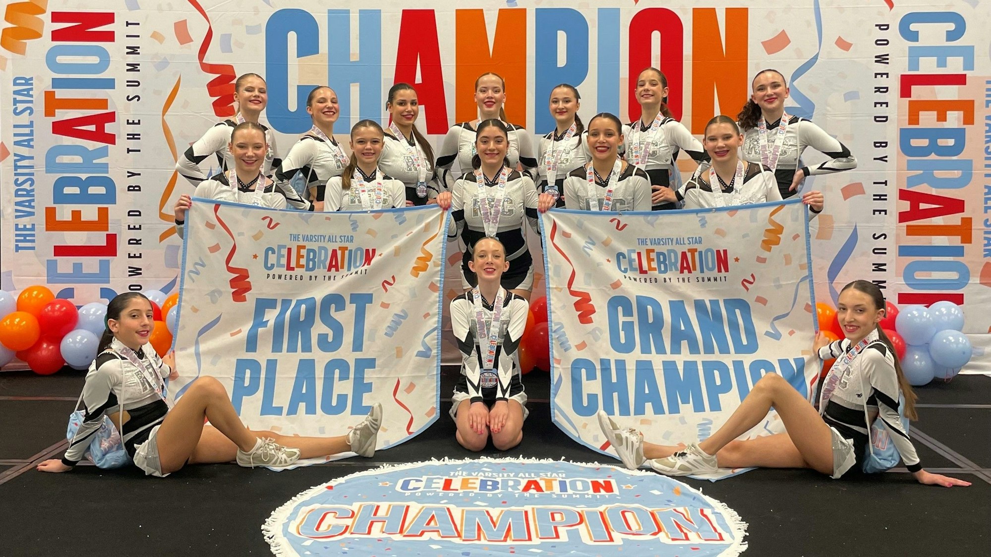 Das Cheerleader-Team aus Frechen posiert nach einem erfolgreichen Wettkampf für das Foto.