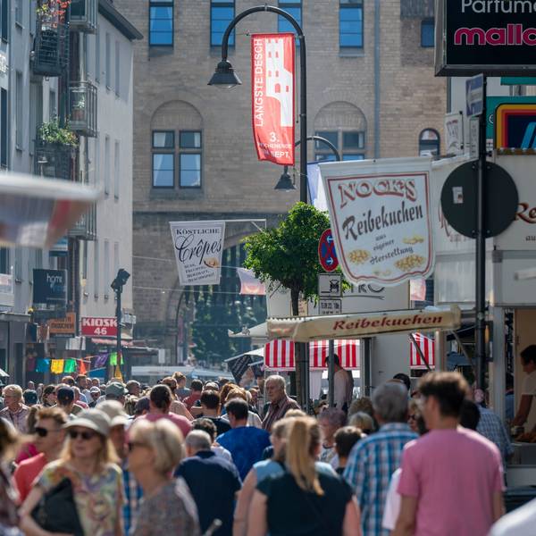 Das Straßenfest „Dä längste Desch vun Kölle“ im Severinsviertel.