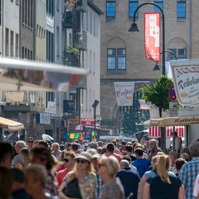 Das Straßenfest „Dä längste Desch vun Kölle“ im Severinsviertel.