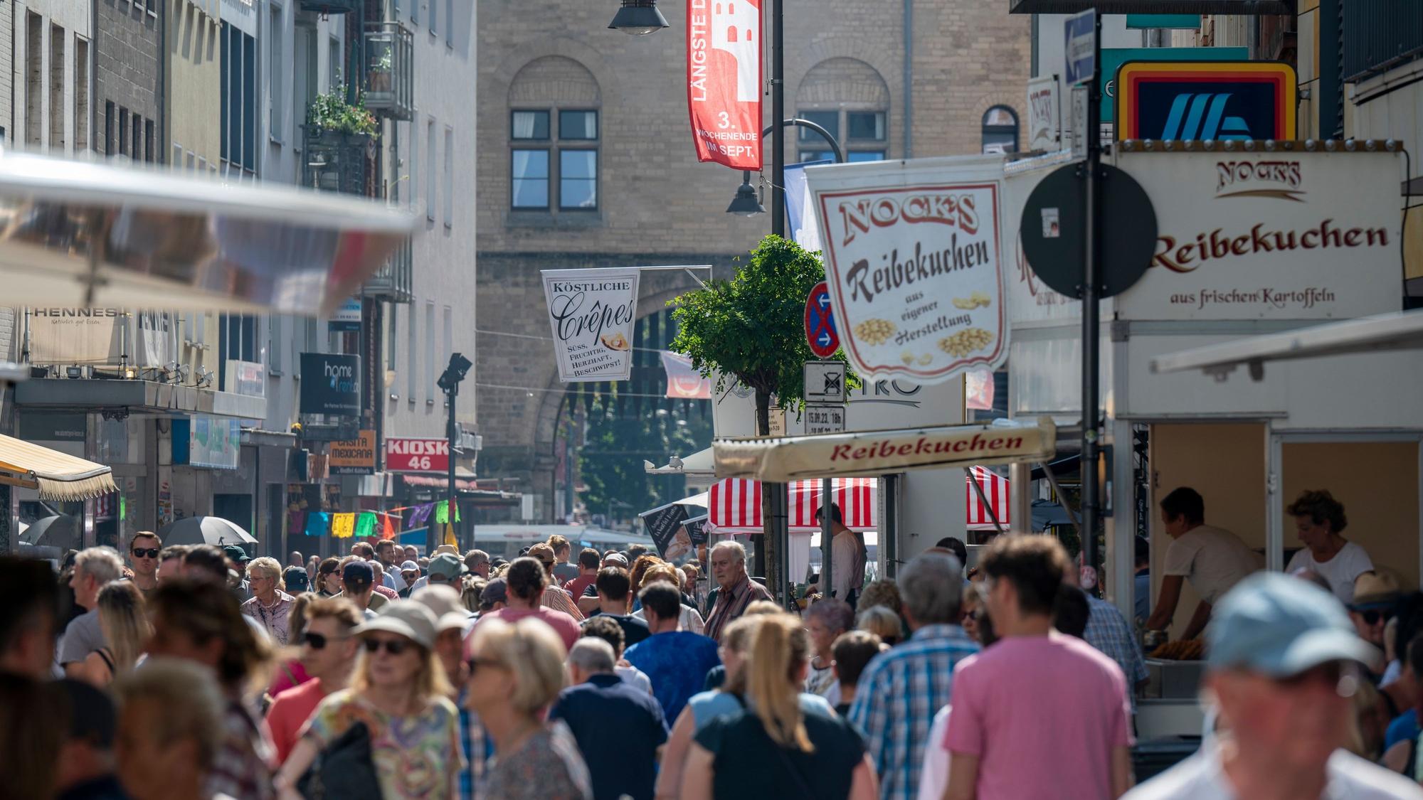 Besucher beim Straßenfest „Dä längste Desch vun Kölle“ im Severinsviertel. (Archivbild)