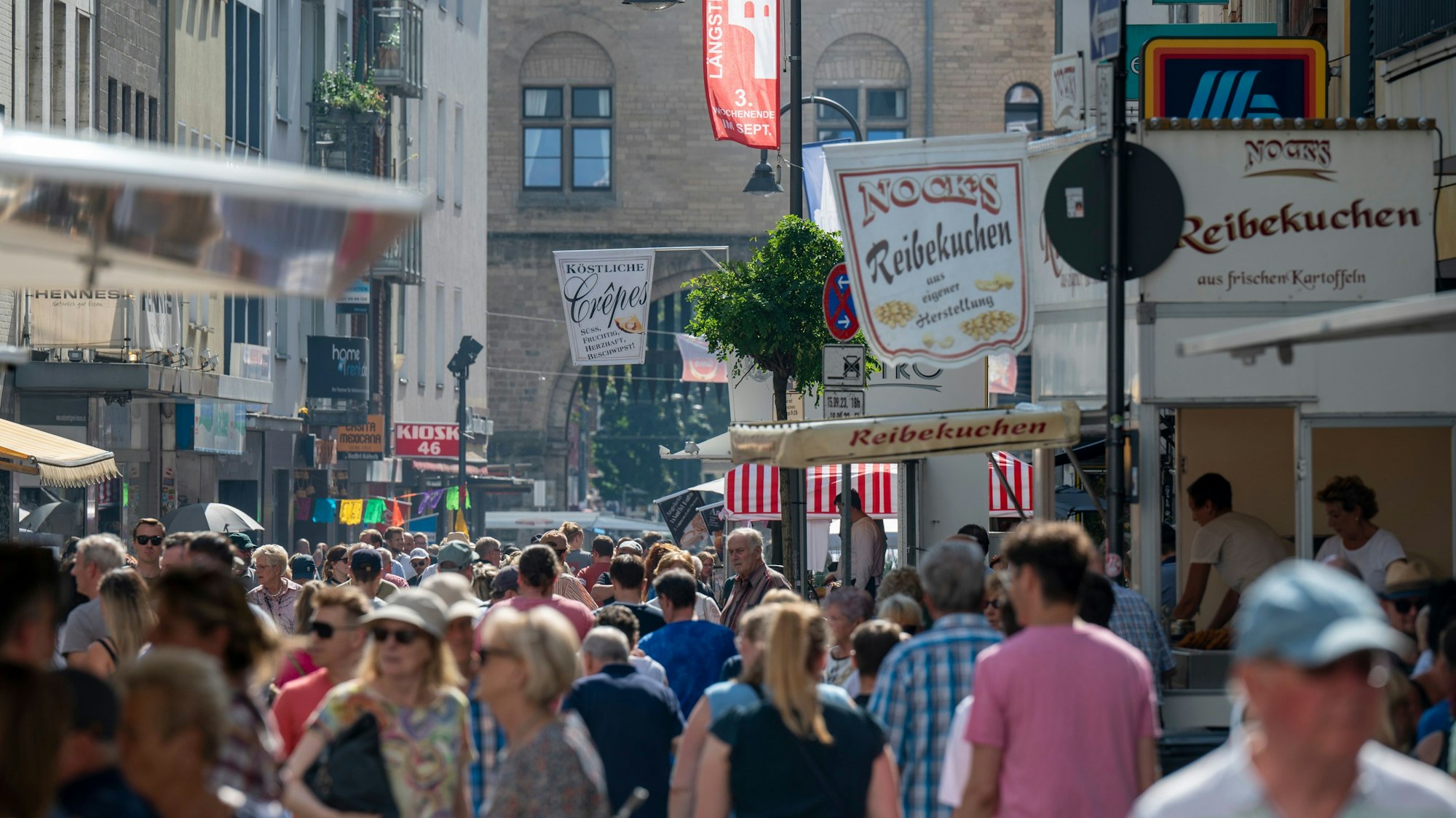 Das Straßenfest „Dä längste Desch vun Kölle“ im Severinsviertel.