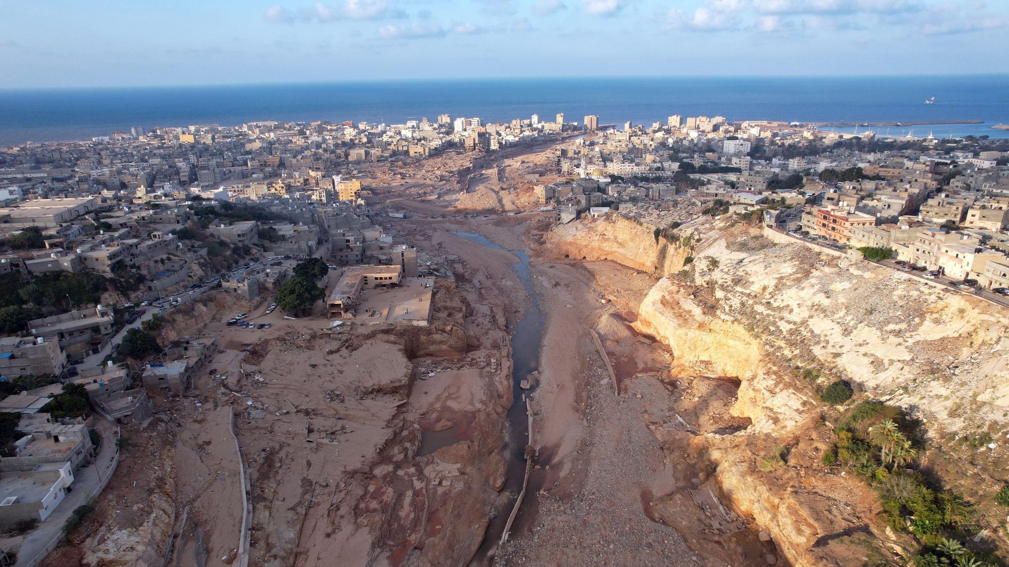 Die Luftaufnahme zeigt ein von den Überschwemmungen betroffenes Gebiet in Derna, Libyen.