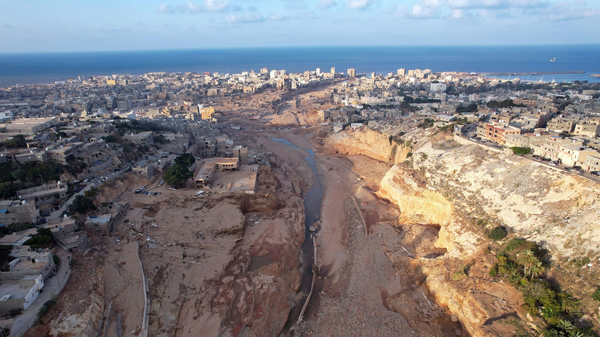 Die Luftaufnahme zeigt ein von den Überschwemmungen betroffenes Gebiet in Derna, Libyen.