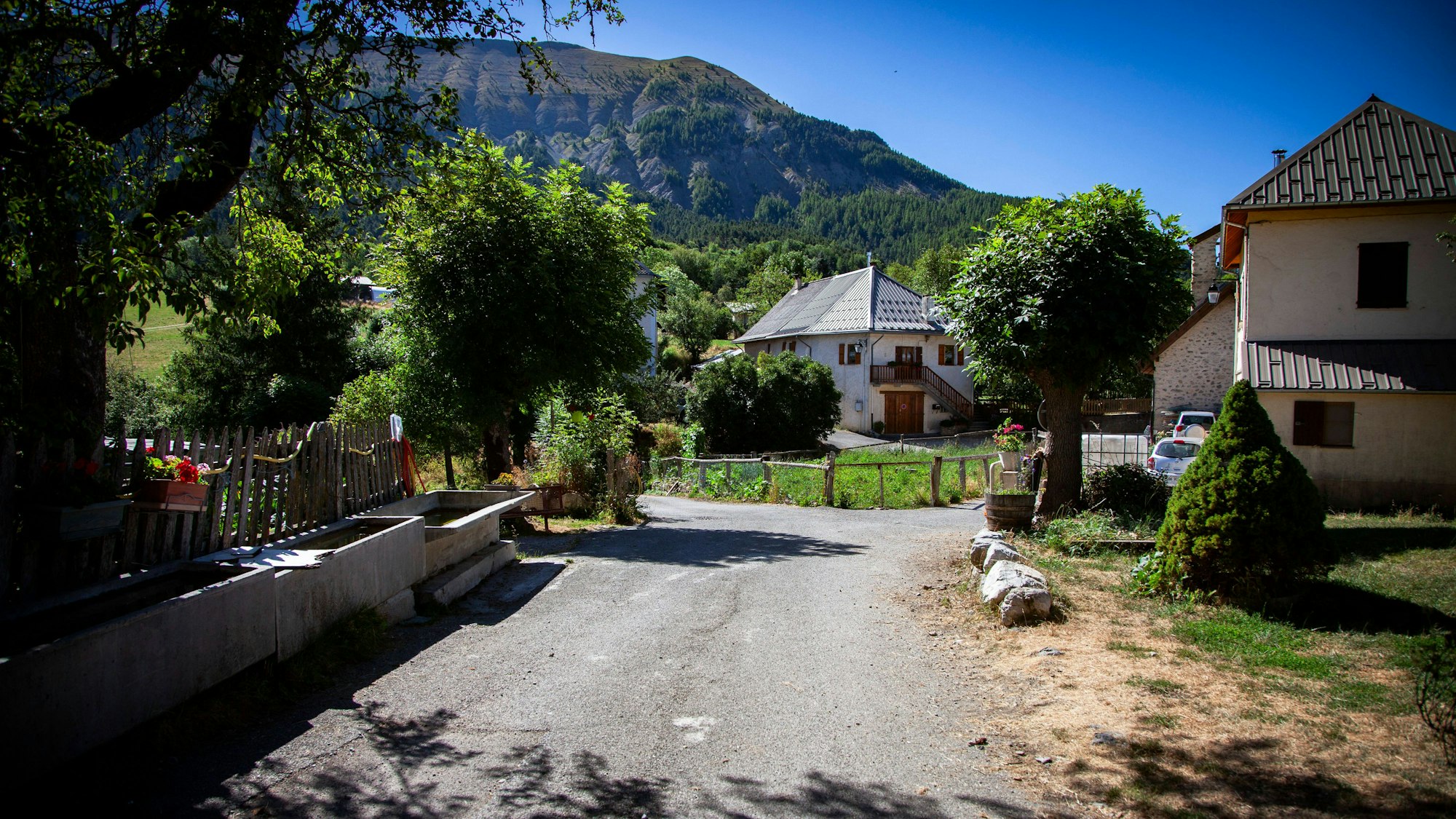 Hunderte Freiwillige haben gemeinsam mit der französischen Polizei mehrfach das Alpendorf Le Vernet und dessen Umgebung nach dem zweijährigen Émile durchsucht. Der Junge ist weiterhin spurlos verschwunden. Nun hofft die Polizei auf neue Erkenntnisse.