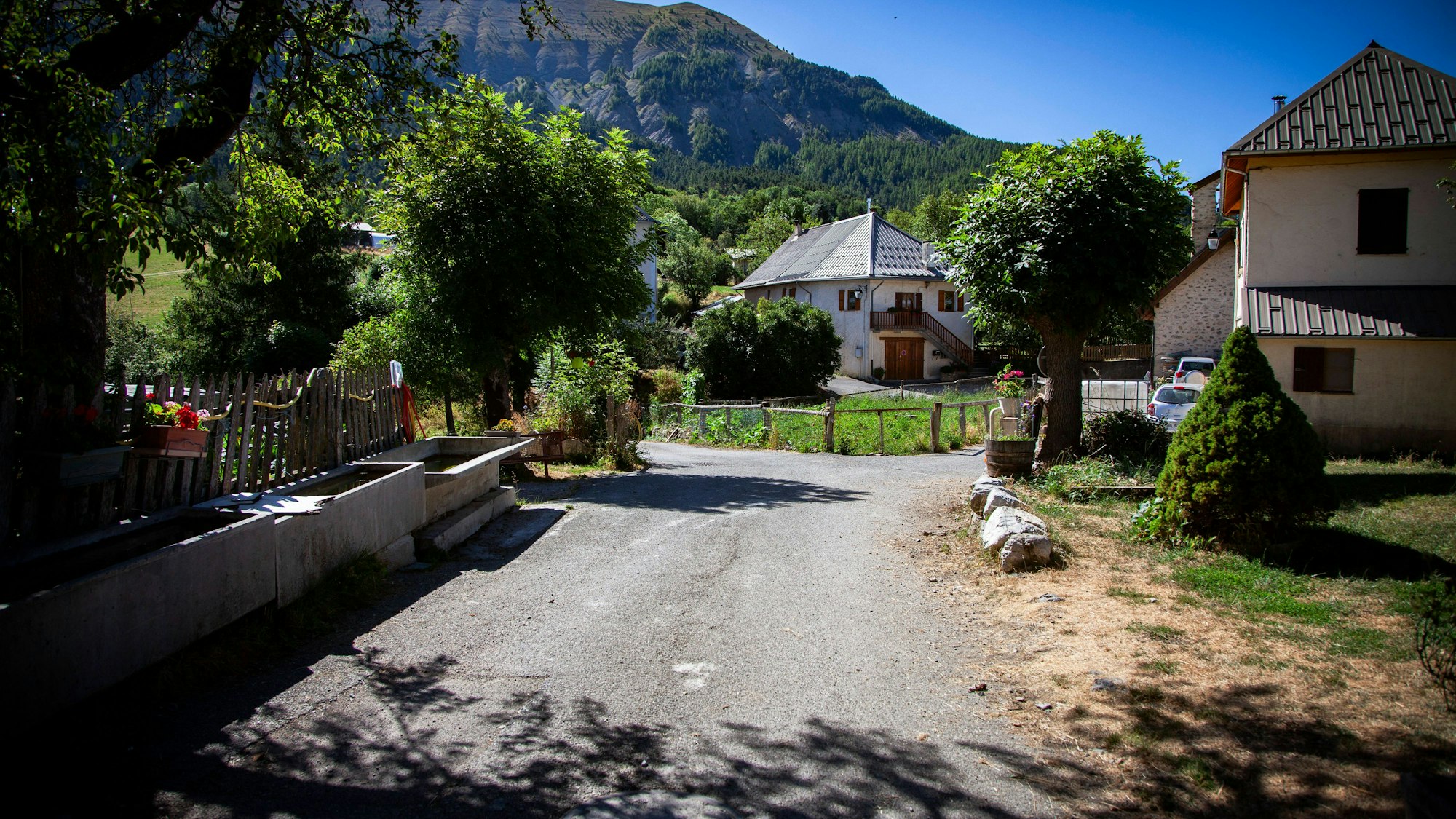 Im französischen Alpendorf Le Vernet fehlt jede Spur vom vermissten Émile. Spürhunde verloren seine Spur 50 Meter vor dem Haus seiner Großeltern.