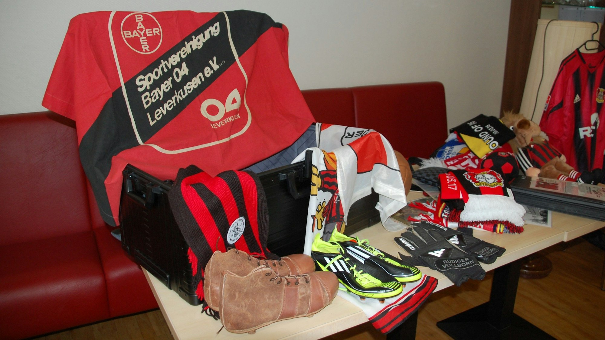 Der Bayer-04-Erinnerungskoffer.