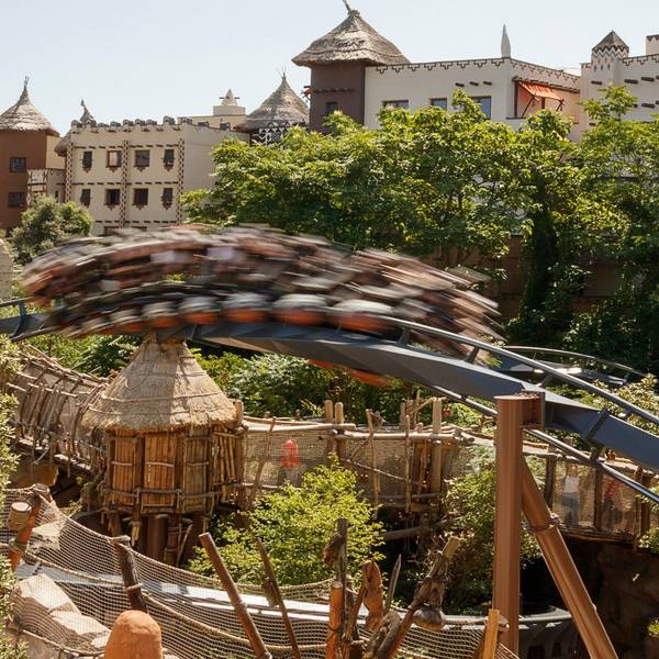 Freizeitpark-Gäste fahren mit der „Black Mamba“ im Phantasialand (Archivfoto). Ein Spaß, der derzeit vielen verwehrt wird, weil die Achterbahn geschlossen ist.