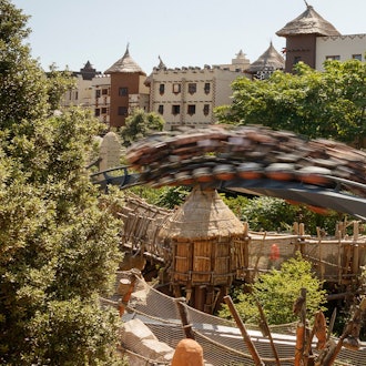 Freizeitpark-Gäste fahren mit der „Black Mamba“ im Phantasialand (Archivfoto). Ein Spaß, der derzeit vielen verwehrt wird, weil die Achterbahn geschlossen ist.