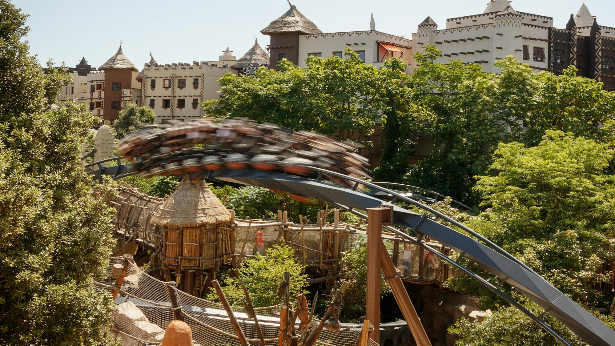 Freizeitpark-Gäste fahren mit der „Black Mamba“ im Phantasialand (Archivfoto). Ein Spaß, der derzeit vielen verwehrt wird, weil die Achterbahn geschlossen ist.