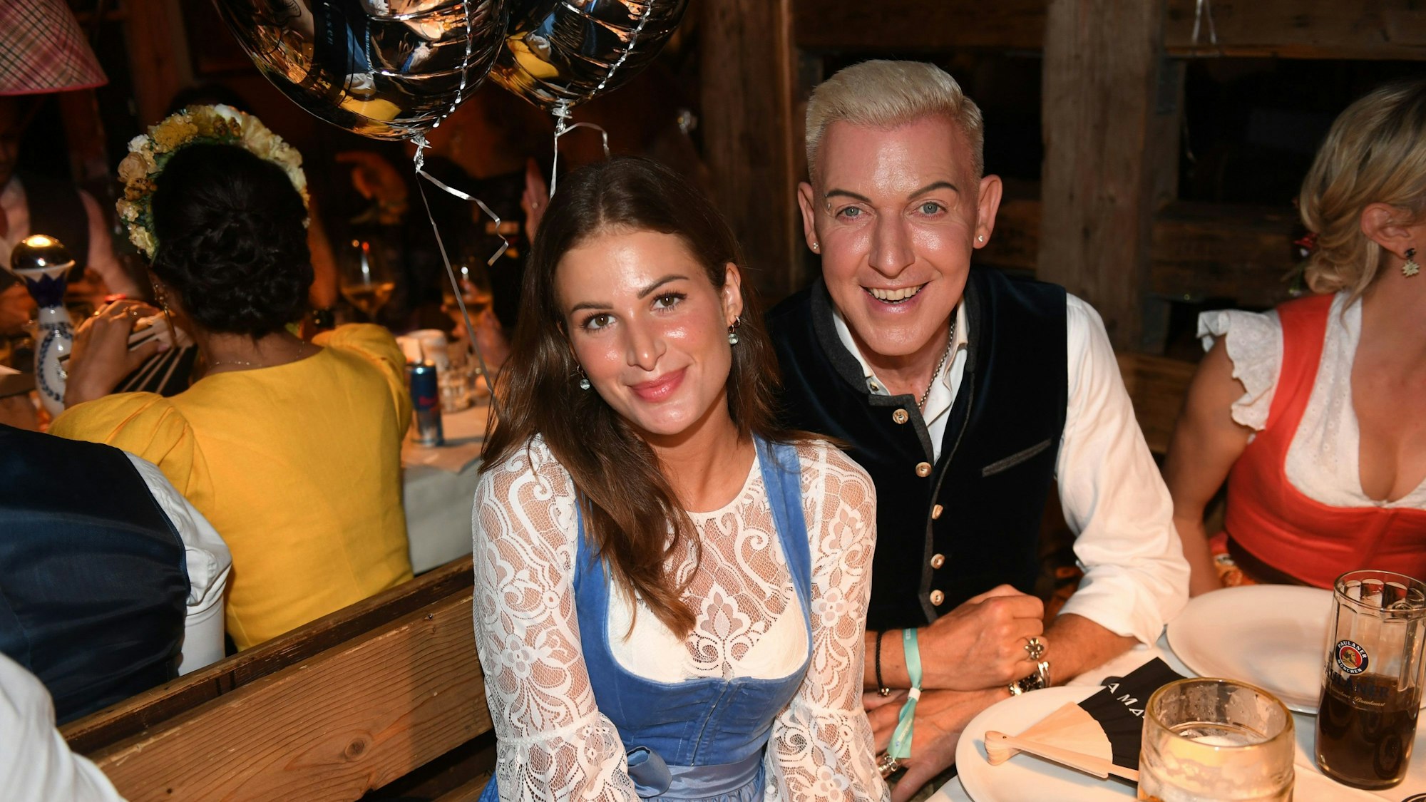 Scooter-Sänger H.P. Baxxter und seine viel jüngere Freundin Sara auf dem Oktoberfest.