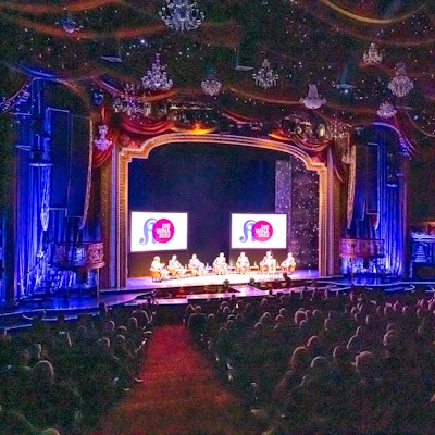 Die Wirtschaftsnacht Rheinland 2023 findet in der beeindruckenden Kulisse des Musicals Moulin Rouge statt.