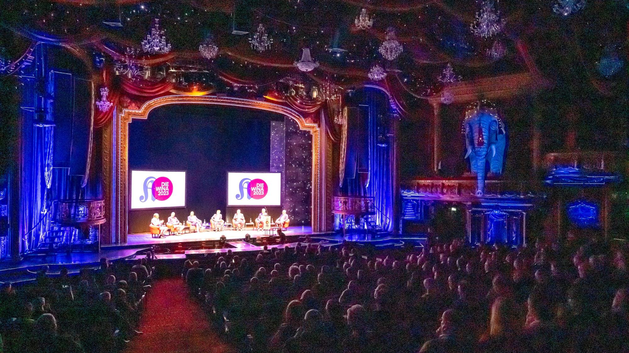 Das Publikum der Wirtschaftsnacht Rheinland verfolgt die Panel-Diskussion im Musical Dome.