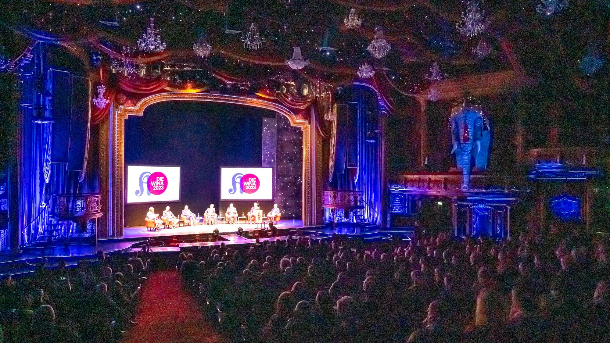 Das Publikum der Wirtschaftsnacht Rheinland verfolgt die Panel-Diskussion im Musical Dome.