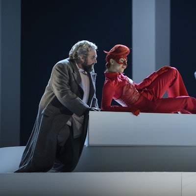 AJ Glueckert und Giulia Montanari in „Die Frau ohne Schatten“.