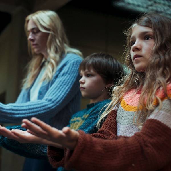HANDOUT - 06.09.2023, ---: Die Schauspieler Kim Riedle als Lena (l-r), Naila Schuberth als Hannah und Sammy Schrein als Jonathan in einer Szene aus «Liebes Kind» (undatiert). Die Netflix-Serie «Liebes Kind» (Start: 7. September) beginnt dort, wo andere Stoffe ihr Happy End zu bieten haben. (zu dpa «Der Keller im Kopf: Die finstere Netflix-Serie «Liebes Kind»)