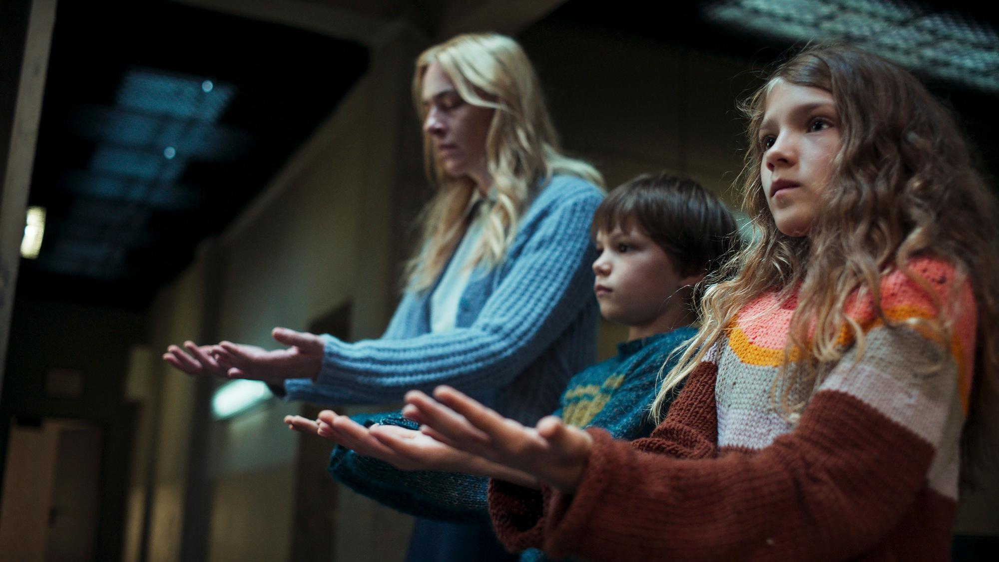 HANDOUT - 06.09.2023, ---: Die Schauspieler Kim Riedle als Lena (l-r), Naila Schuberth als Hannah und Sammy Schrein als Jonathan in einer Szene aus «Liebes Kind» (undatiert). Die Netflix-Serie «Liebes Kind» (Start: 7. September) beginnt dort, wo andere Stoffe ihr Happy End zu bieten haben. (zu dpa «Der Keller im Kopf: Die finstere Netflix-Serie «Liebes Kind»)