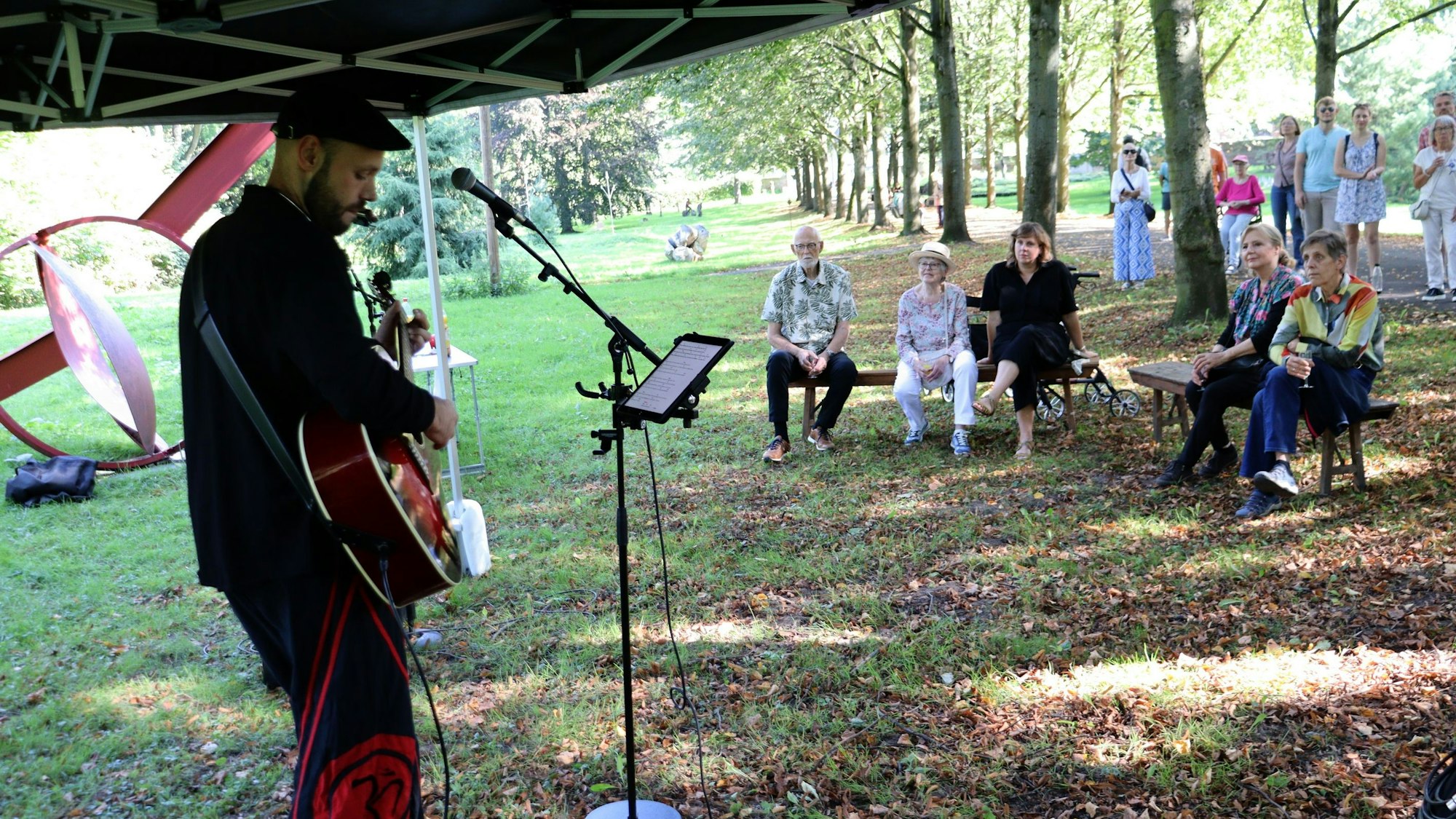 Der Sänger Jens Büttemeyer alias Rotznas untermalte die Eröffnung der elften Stammheimer Kulturmeile. Foto: Uwe Schäfer