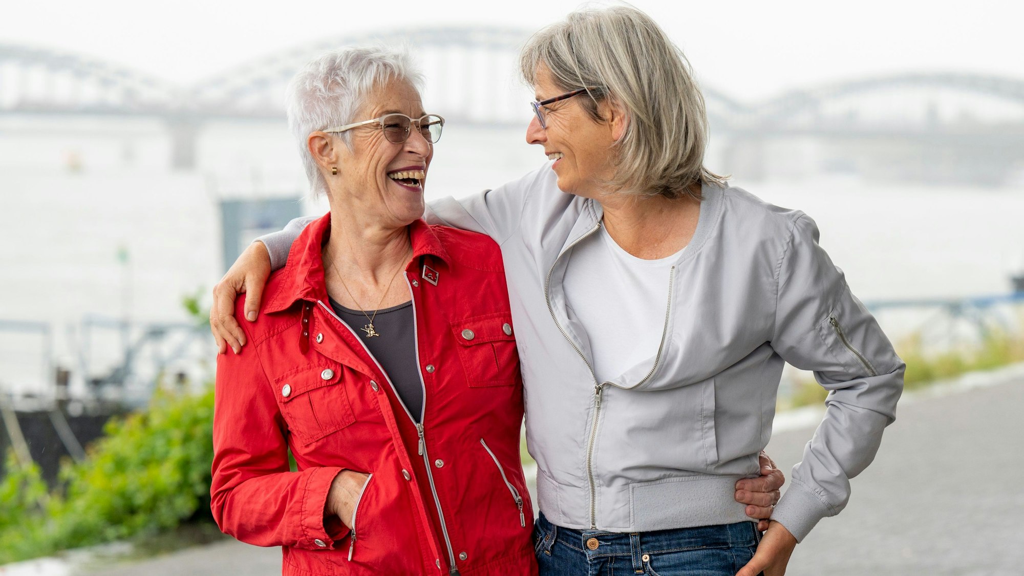 Die Freundinnen Rosa Henkel und Sibylle Kaminski lachen einander an.