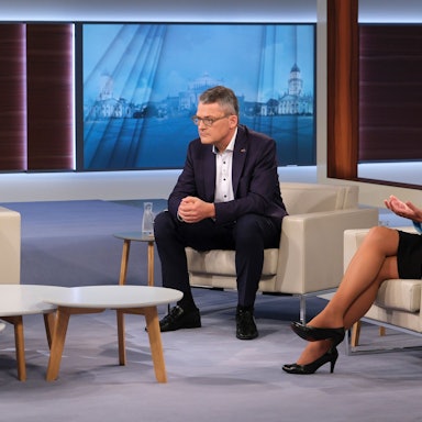 Talkshow-Auftritt in der ARD: Sahra Wagenknecht (r.) im Gespräch mit Moderatorin Anne Will (l.) und CDU-Politiker Roderich Kiesewetter.