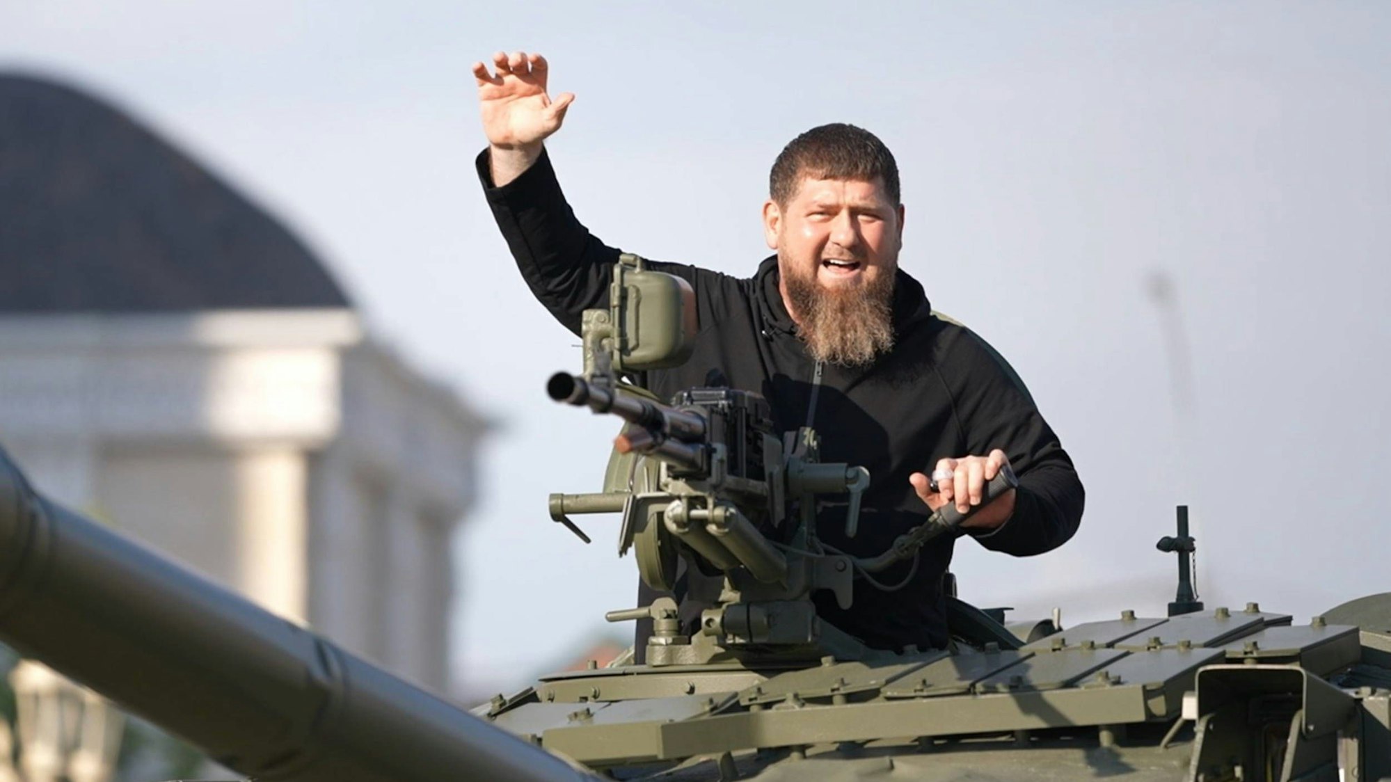 Der tschetschenische Staatschef Ramsan Kadyrow fährt in einem aufgerüsteten T-72-Panzer mit. (Archivbild)