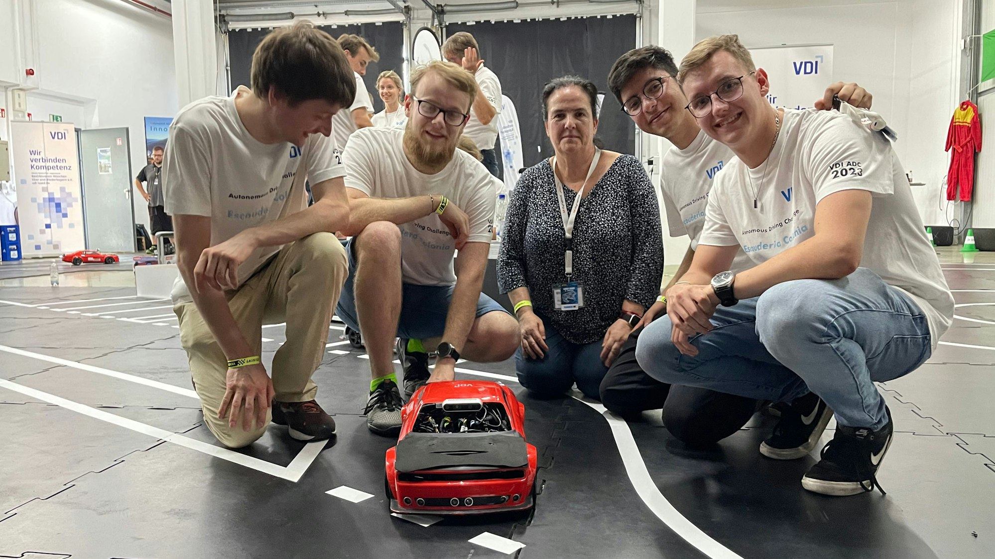 Gelungene Premiere bei der VDI Autonomous Driving Challenge für das Team "Escuderia Colonia" mit (von links) Hartmut Köhn, Matthias Härle, Prof. Dr. Elena Algorri, Gustavo Olivas und Simon Boes.