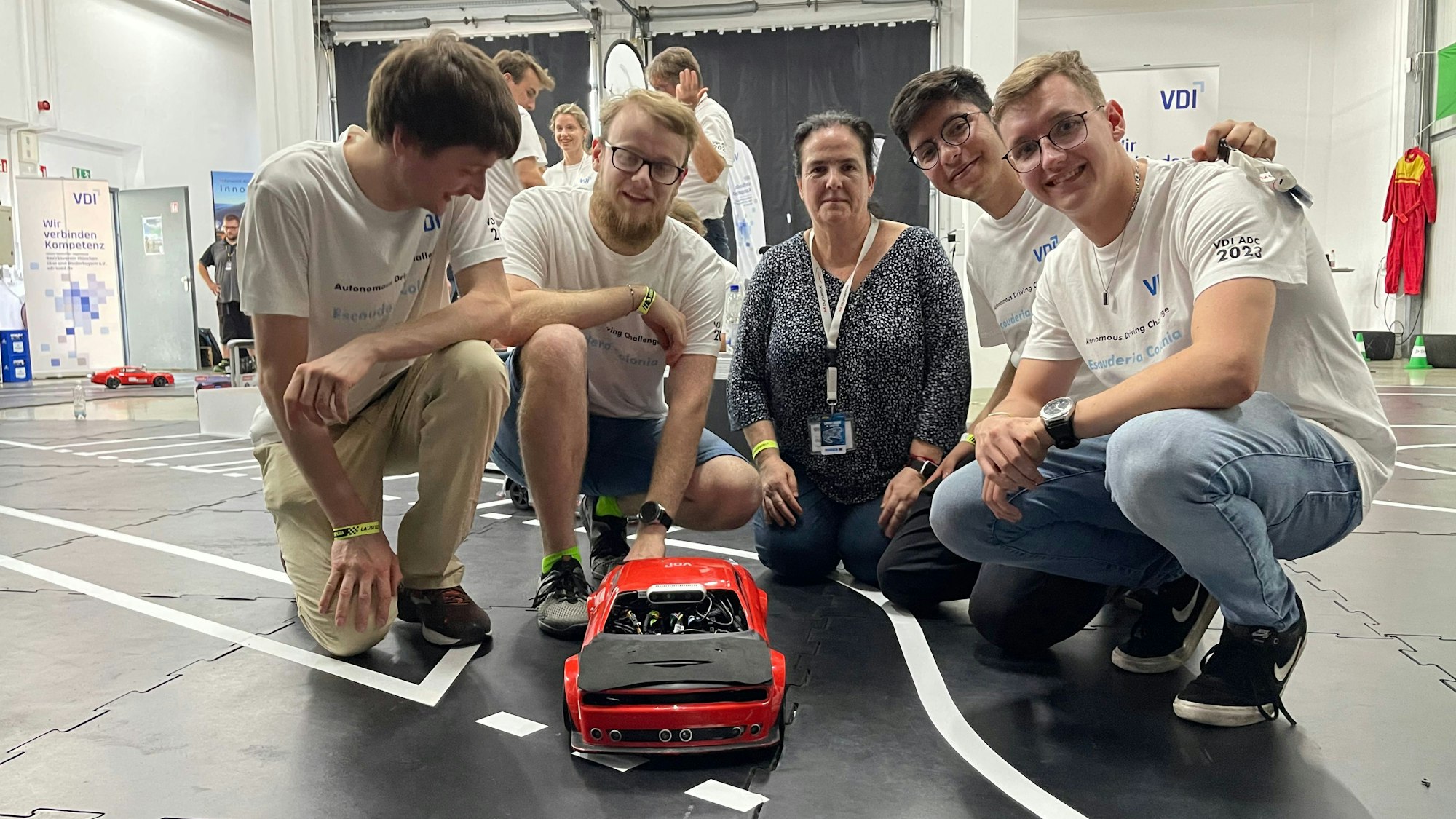 Gelungene Premiere bei der VDI Autonomous Driving Challenge für das Team "Escuderia Colonia" mit (von links) Hartmut Köhn, Matthias Härle, Prof. Dr. Elena Algorri, Gustavo Olivas und Simon Boes.